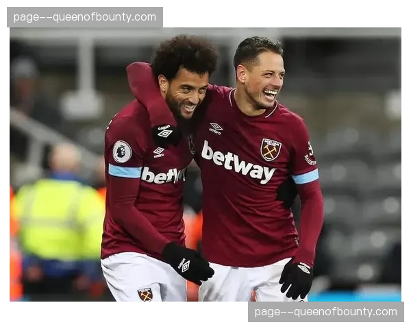 暖心一幕:小球童为摔倒的客队球员递上水瓶